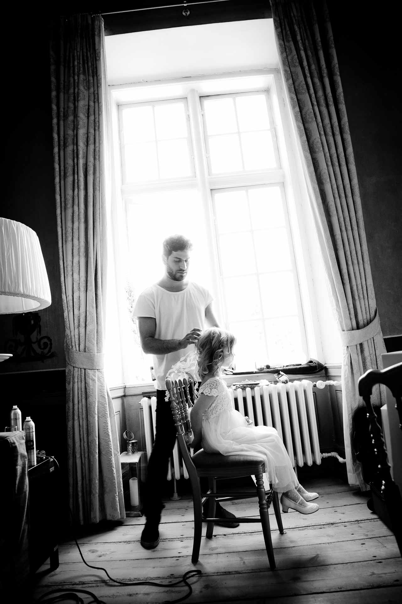 Eventyrlige bryllupsfotos fra Odense: Magiske og drømmende billeder, der fanger brudeparrets eventyrlyst og eventyr i Odenses eventyrlige og historiske omgivelser.