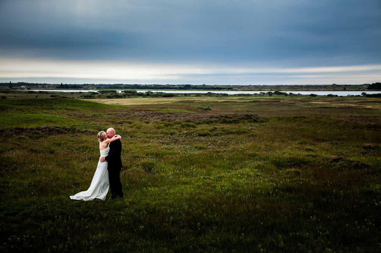 Eksklusivt bryllupsbillede fra Odense: En stilfuld og sofistikeret optagelse af brudeparret, indrammet af Odenses smukke arkitektur og naturlige skønhed.