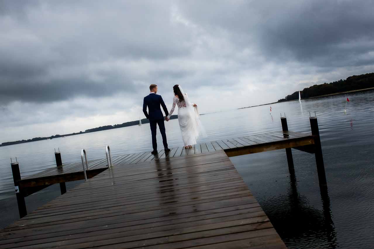 Intime bryllupsfotos fra Odense: Smukke og følsomme billeder, der viser brudeparrets kærlighed og intimitet i Odenses romantiske og private lokationer.