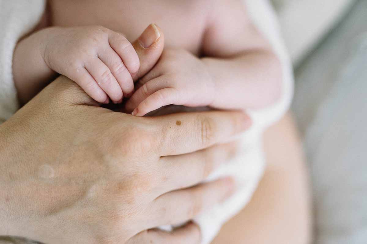 Fotografering af nyfødte babyer af professionel kvindelig fotograf